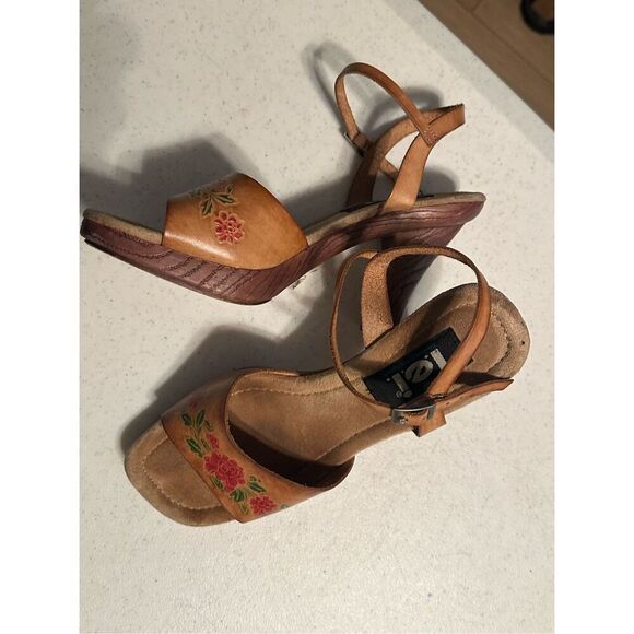 L.e.i Vintage Women's Brown Floral Embossed Leather Heeled Sandals Size 7 - Picture 4 of 11